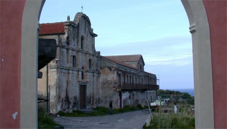 Il complesso prima del restauro della chiesa